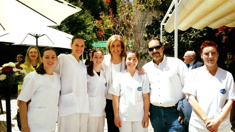Las cinco alumnas beneficiarias de este año junto a Sergio Nogues y la Ministra Fátima Báez en el centenario de la Residencia  