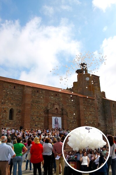 Emilia Chavero ha sido la encargada de soltar los globos blancos en recuerdo de su hermana 