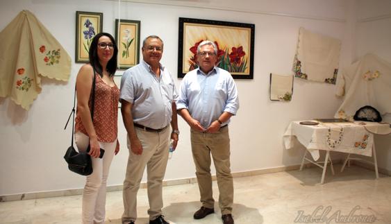Dina Bella y Juan Molina, concejales del ayuntamiento y Antonio Garrote, alcalde, junto a algunas obras de Virginia  
