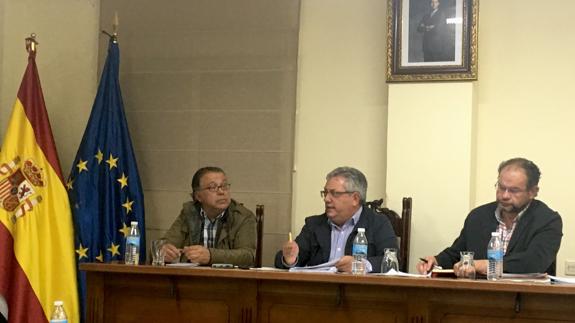 Antonio Prierto, a la derecha, durante el último Pleno 