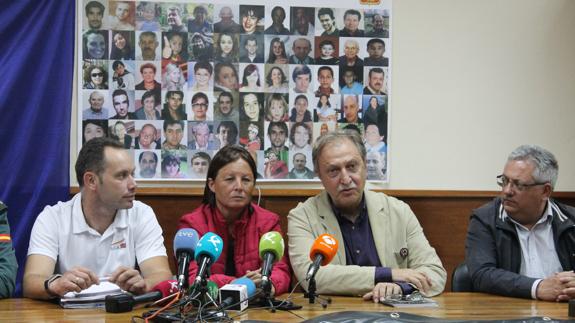 José Ángel Sánchez, Emilia Chavero, Paco Lobatón y Antonio Garrore, de izquierda a derecha, tras una batida en Monesterio 