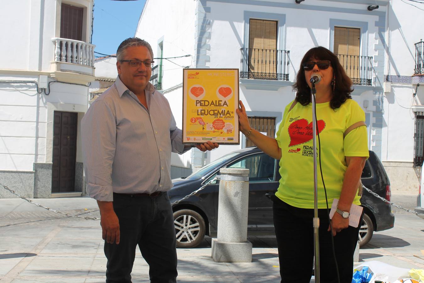 El alcalde recibe una placa conmemorativa de manos de la presidenta de ADMO (2016) 