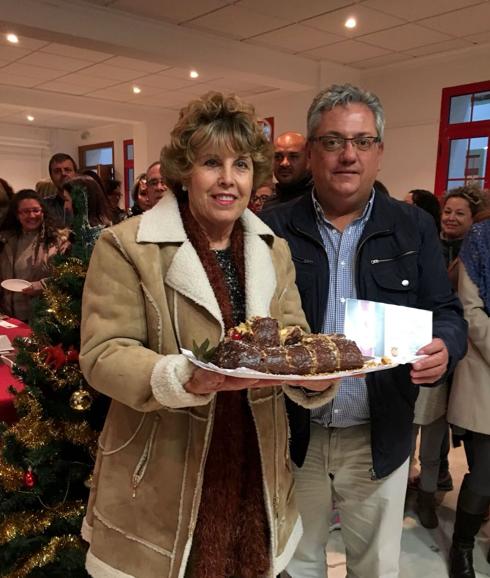 Manuela Granadero con su postre, junto al alcalde 