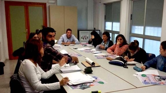 Técnicos de la provincia durante una reunión con el asesor de Adultos en la Unidad de Programas Educativos de Badajoz, Luis Cordero  