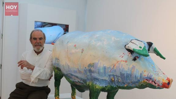 Eduardo Naranjo junto a su creación 'El Cerdo Universal' 