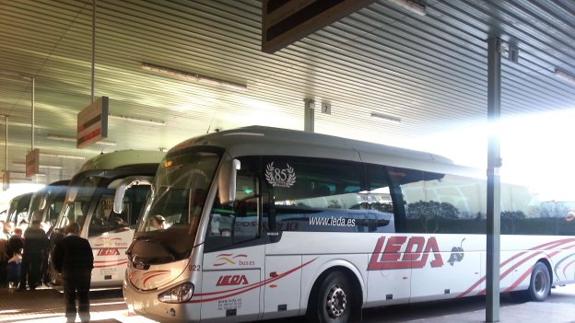 Autobuses de Leda en la parada de autobús de Mérida 
