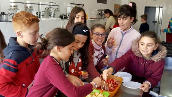 Preparando sus propias brochetas de fruta 