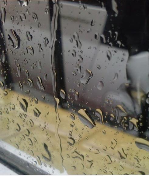 Gotas de lluvia en el cristal de una ventana 