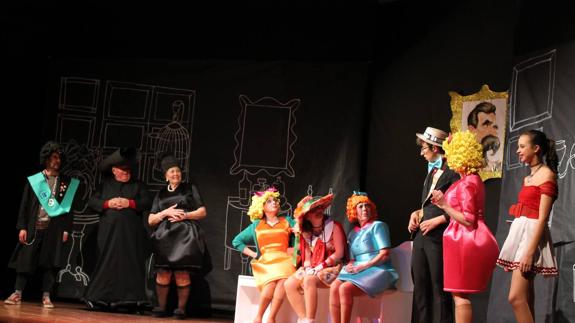 El grupo local de teatro 'Candilejas' durante una de sus representaciones 