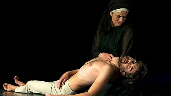 María (Paula), junto a su hijo, Jesús (Silvestre) en una de las escenas de la obra 
