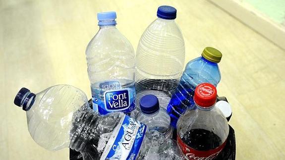 Los envases de plástico liberan disruptores endocrinos, contaminan los mares y fomentan el desperdicio de alimentos .