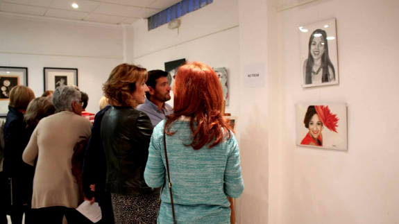 Visitando la exposición el pasado año 