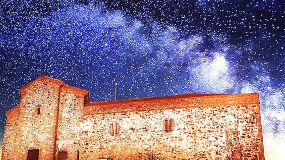 El Monasterio de Tentudía bajo un manto de estrellas 