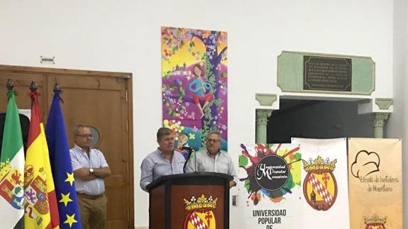 Delgado durante la inauguración junto al alcade y al concejal de cultura UP MONESTERIO