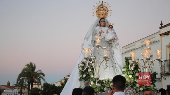 Así lucía ayer la Virgen de Tentudía 