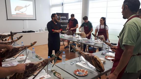 Esta tarde finaliza el XVIII Curso de Cortadores de Jamón