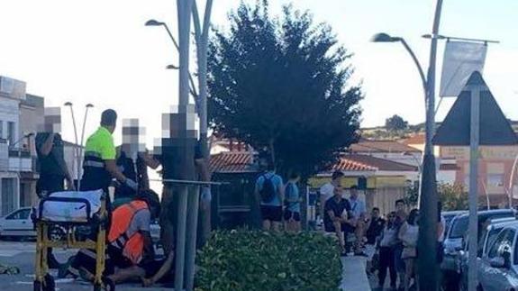 Los servicios de emergencia tratan de reanimar a la víctima tras el suceso 