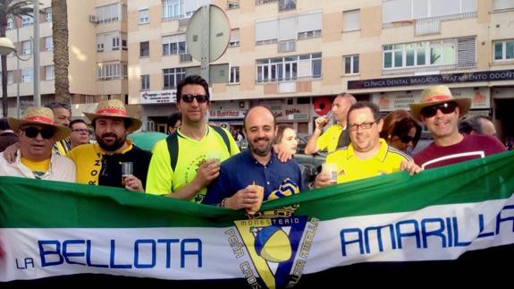 Socios de la peña durante su última visita a Cádiz 