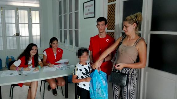 Durante la entrega de material a una familia 