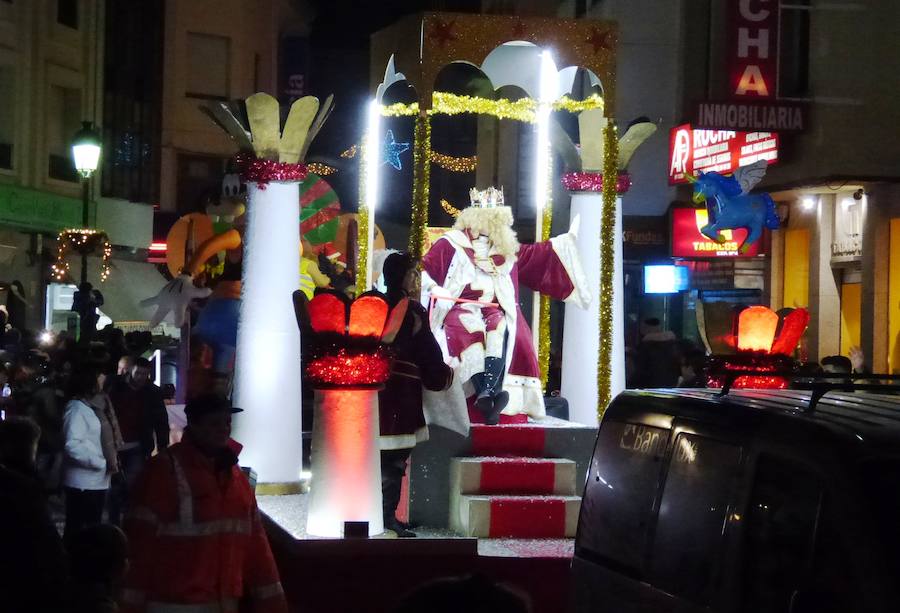 La Patrulla Canina, Tintín o Goofie, entre otros personajes populares, han acompañado a los Reyes Magos en su recorrido por las calles de Navalmoral en la cabalgata que cierra las actividades navideñas. A mitad del trayecto sus Majestades se han detenido en el belén viviente recreado por el grupo de coros y danzas El Encinar en la iglesia de San Andrés, con un bebé de dos meses como niño Jesús, y al final han recibido las llaves de la ciudad de manos de la alcaldesa y a los chavales que les han querido hacer llegar sus peticiones. 