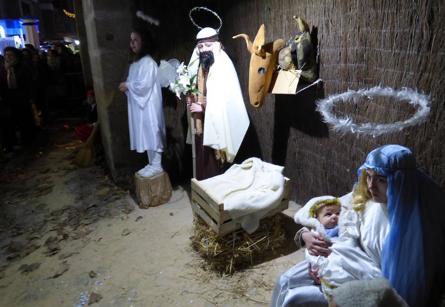 La Patrulla Canina, Tintín o Goofie, entre otros personajes populares, han acompañado a los Reyes Magos en su recorrido por las calles de Navalmoral en la cabalgata que cierra las actividades navideñas. A mitad del trayecto sus Majestades se han detenido en el belén viviente recreado por el grupo de coros y danzas El Encinar en la iglesia de San Andrés, con un bebé de dos meses como niño Jesús, y al final han recibido las llaves de la ciudad de manos de la alcaldesa y a los chavales que les han querido hacer llegar sus peticiones. 