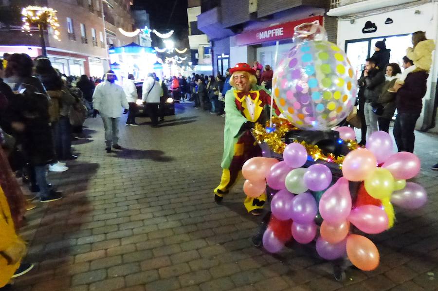 La Patrulla Canina, Tintín o Goofie, entre otros personajes populares, han acompañado a los Reyes Magos en su recorrido por las calles de Navalmoral en la cabalgata que cierra las actividades navideñas. A mitad del trayecto sus Majestades se han detenido en el belén viviente recreado por el grupo de coros y danzas El Encinar en la iglesia de San Andrés, con un bebé de dos meses como niño Jesús, y al final han recibido las llaves de la ciudad de manos de la alcaldesa y a los chavales que les han querido hacer llegar sus peticiones. 