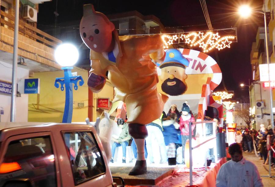 La Patrulla Canina, Tintín o Goofie, entre otros personajes populares, han acompañado a los Reyes Magos en su recorrido por las calles de Navalmoral en la cabalgata que cierra las actividades navideñas. A mitad del trayecto sus Majestades se han detenido en el belén viviente recreado por el grupo de coros y danzas El Encinar en la iglesia de San Andrés, con un bebé de dos meses como niño Jesús, y al final han recibido las llaves de la ciudad de manos de la alcaldesa y a los chavales que les han querido hacer llegar sus peticiones. 