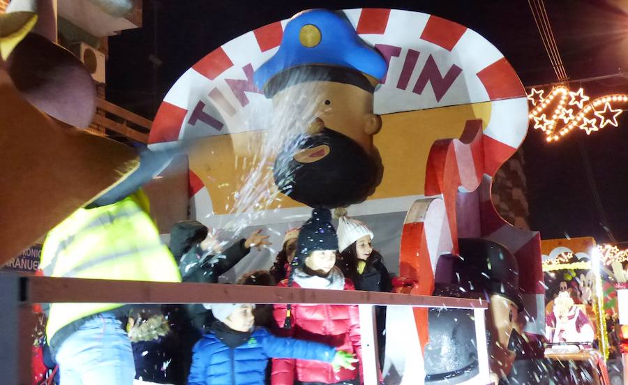 La Patrulla Canina, Tintín o Goofie, entre otros personajes populares, han acompañado a los Reyes Magos en su recorrido por las calles de Navalmoral en la cabalgata que cierra las actividades navideñas. A mitad del trayecto sus Majestades se han detenido en el belén viviente recreado por el grupo de coros y danzas El Encinar en la iglesia de San Andrés, con un bebé de dos meses como niño Jesús, y al final han recibido las llaves de la ciudad de manos de la alcaldesa y a los chavales que les han querido hacer llegar sus peticiones. 