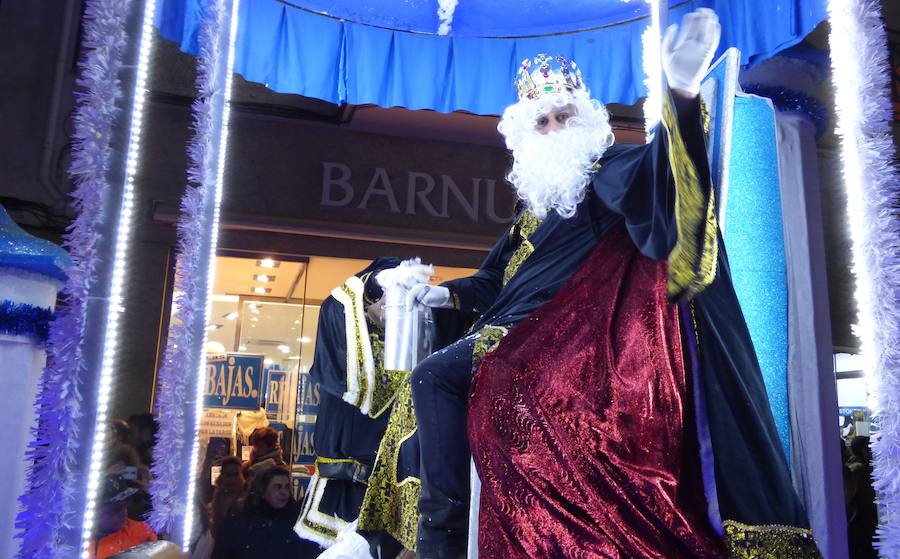 La Patrulla Canina, Tintín o Goofie, entre otros personajes populares, han acompañado a los Reyes Magos en su recorrido por las calles de Navalmoral en la cabalgata que cierra las actividades navideñas. A mitad del trayecto sus Majestades se han detenido en el belén viviente recreado por el grupo de coros y danzas El Encinar en la iglesia de San Andrés, con un bebé de dos meses como niño Jesús, y al final han recibido las llaves de la ciudad de manos de la alcaldesa y a los chavales que les han querido hacer llegar sus peticiones. 