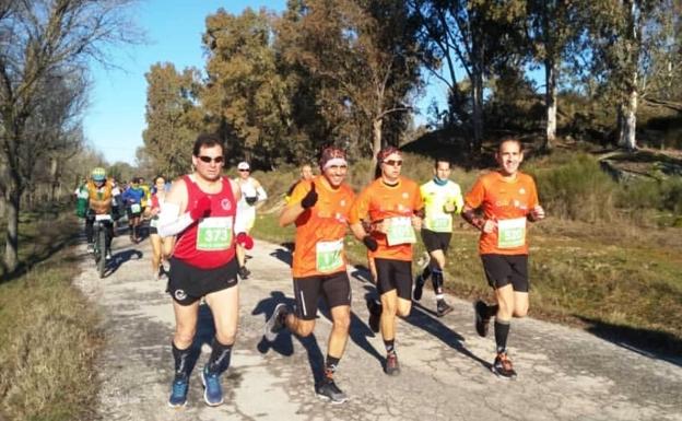 Corredores de Navalmaratón en pleno esfuerzo 