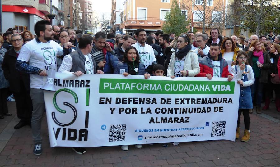 Los vecinos de Navalmoral y de buena parte de los municipios del Campo Arañuelo se echaron el jueves a la calle para pedir la continuidad de su principal motor económico, la central nuclear de Almaraz, en una concentración promovida por la Plataforma Ciudadana Vida que reunió entre 4.000 y 4.500 personas, según estimaciones de la Policía Local.