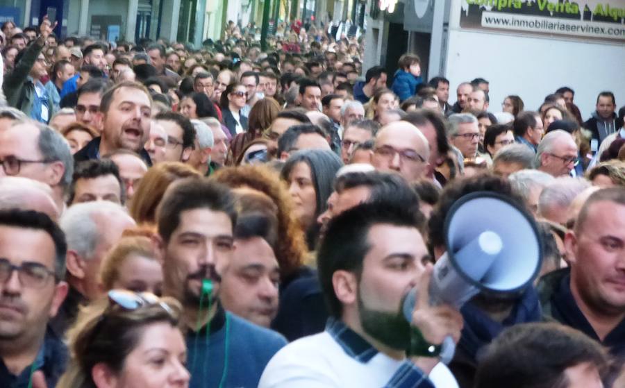 Los vecinos de Navalmoral y de buena parte de los municipios del Campo Arañuelo se echaron el jueves a la calle para pedir la continuidad de su principal motor económico, la central nuclear de Almaraz, en una concentración promovida por la Plataforma Ciudadana Vida que reunió entre 4.000 y 4.500 personas, según estimaciones de la Policía Local.