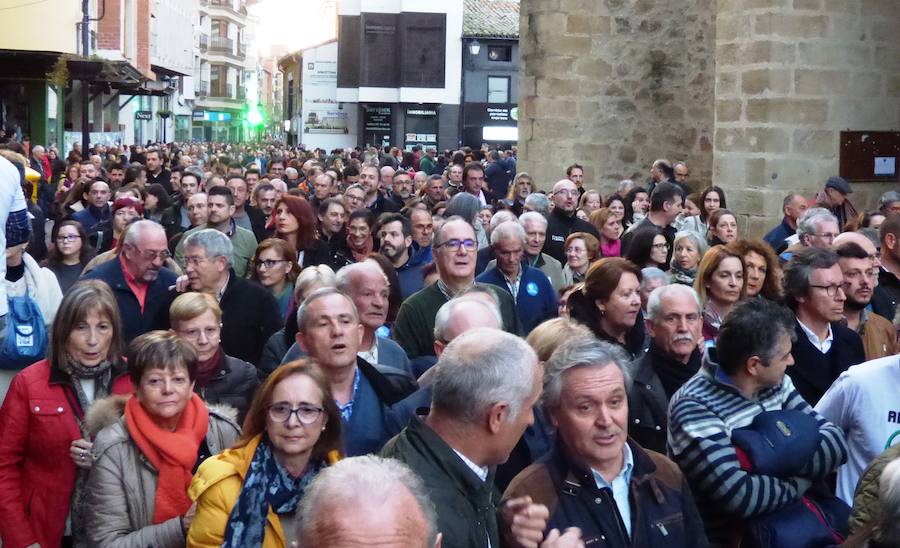 Los vecinos de Navalmoral y de buena parte de los municipios del Campo Arañuelo se echaron el jueves a la calle para pedir la continuidad de su principal motor económico, la central nuclear de Almaraz, en una concentración promovida por la Plataforma Ciudadana Vida que reunió entre 4.000 y 4.500 personas, según estimaciones de la Policía Local.