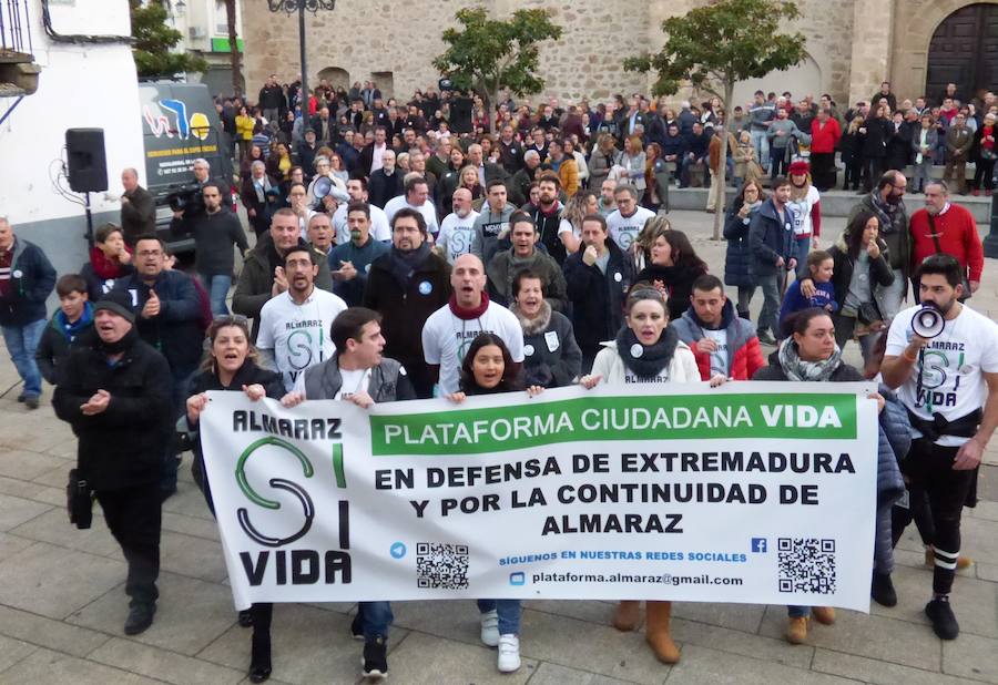 Los vecinos de Navalmoral y de buena parte de los municipios del Campo Arañuelo se echaron el jueves a la calle para pedir la continuidad de su principal motor económico, la central nuclear de Almaraz, en una concentración promovida por la Plataforma Ciudadana Vida que reunió entre 4.000 y 4.500 personas, según estimaciones de la Policía Local.