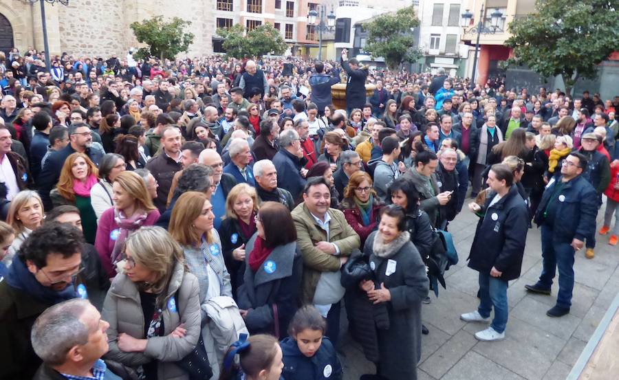Los vecinos de Navalmoral y de buena parte de los municipios del Campo Arañuelo se echaron el jueves a la calle para pedir la continuidad de su principal motor económico, la central nuclear de Almaraz, en una concentración promovida por la Plataforma Ciudadana Vida que reunió entre 4.000 y 4.500 personas, según estimaciones de la Policía Local.