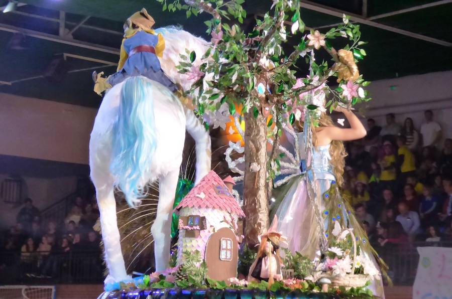 Carla Fraile en categoría infantil con 'Mi reflejo'; Sheila Mirasierra en juvenil con 'Calypso' y María Luisa Lamadrid en senior con 'Wimby Tamu', fueron elegidas reinas del Carnaval 2019 en la gala que se celebró en la tarde-noche del sábado en el pabellón polideportivo, que se quedó pequeño, con decenas de personas sin poder acceder al completarse el aforo. Más información en HOY. 