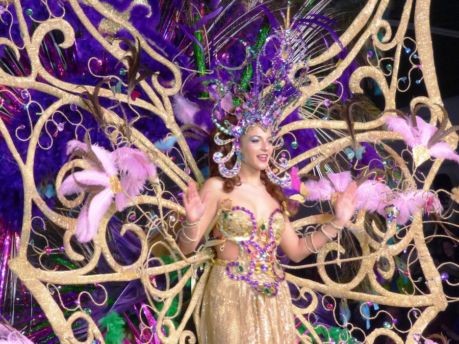 Carla Fraile en categoría infantil con 'Mi reflejo'; Sheila Mirasierra en juvenil con 'Calypso' y María Luisa Lamadrid en senior con 'Wimby Tamu', fueron elegidas reinas del Carnaval 2019 en la gala que se celebró en la tarde-noche del sábado en el pabellón polideportivo, que se quedó pequeño, con decenas de personas sin poder acceder al completarse el aforo. Más información en HOY. 