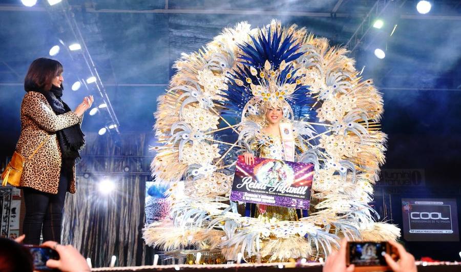 Carla Fraile en categoría infantil con 'Mi reflejo'; Sheila Mirasierra en juvenil con 'Calypso' y María Luisa Lamadrid en senior con 'Wimby Tamu', fueron elegidas reinas del Carnaval 2019 en la gala que se celebró en la tarde-noche del sábado en el pabellón polideportivo, que se quedó pequeño, con decenas de personas sin poder acceder al completarse el aforo. Más información en HOY. 