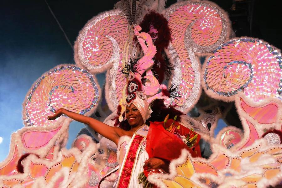 Carla Fraile en categoría infantil con 'Mi reflejo'; Sheila Mirasierra en juvenil con 'Calypso' y María Luisa Lamadrid en senior con 'Wimby Tamu', fueron elegidas reinas del Carnaval 2019 en la gala que se celebró en la tarde-noche del sábado en el pabellón polideportivo, que se quedó pequeño, con decenas de personas sin poder acceder al completarse el aforo. Más información en HOY. 
