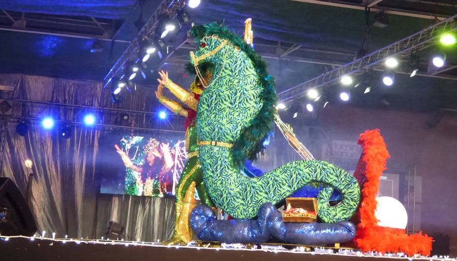 Carla Fraile en categoría infantil con 'Mi reflejo'; Sheila Mirasierra en juvenil con 'Calypso' y María Luisa Lamadrid en senior con 'Wimby Tamu', fueron elegidas reinas del Carnaval 2019 en la gala que se celebró en la tarde-noche del sábado en el pabellón polideportivo, que se quedó pequeño, con decenas de personas sin poder acceder al completarse el aforo. Más información en HOY. 