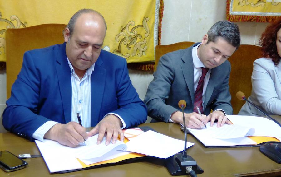 Raúl Miranda y José Miguel Ferrer en la firma del convenio 
