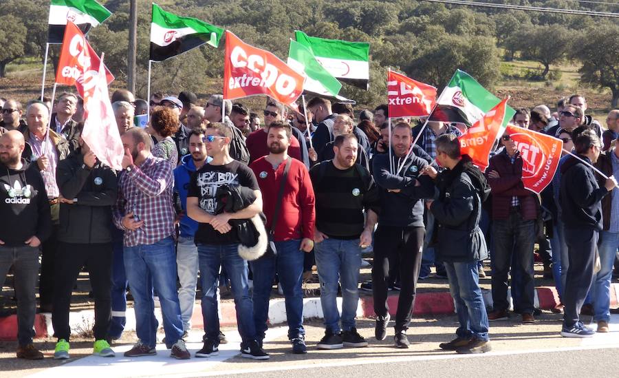 Concentración de trabajadores frente a la central nuclear de Almaraz 