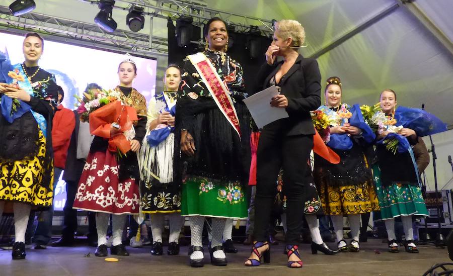 El emotivo pregón que ofreció en la noche del viernes Cristina Carrasco, con la inestimable colaboración de su prima Cristina Camacho, abrió oficialmente el Carnaval, en un acto que se completó con la coronación de las reinas -Carla Fraile, Sheila Mirasierra y María Luisa Lamadrid- y la actuación de la murga Faratabailes.