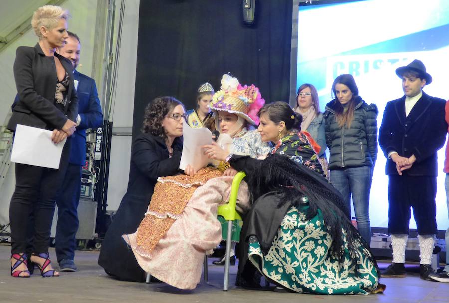 El emotivo pregón que ofreció en la noche del viernes Cristina Carrasco, con la inestimable colaboración de su prima Cristina Camacho, abrió oficialmente el Carnaval, en un acto que se completó con la coronación de las reinas -Carla Fraile, Sheila Mirasierra y María Luisa Lamadrid- y la actuación de la murga Faratabailes.