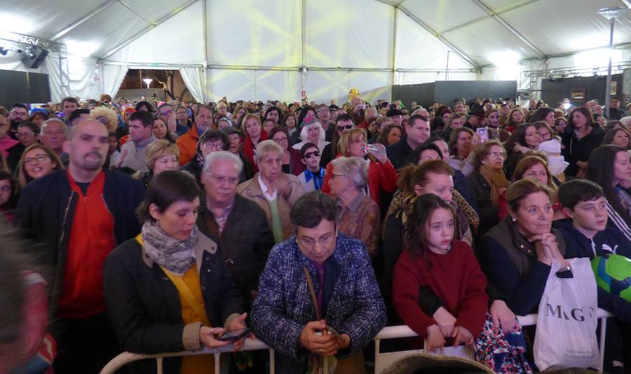 El emotivo pregón que ofreció en la noche del viernes Cristina Carrasco, con la inestimable colaboración de su prima Cristina Camacho, abrió oficialmente el Carnaval, en un acto que se completó con la coronación de las reinas -Carla Fraile, Sheila Mirasierra y María Luisa Lamadrid- y la actuación de la murga Faratabailes.