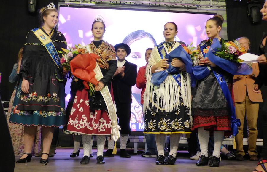 El emotivo pregón que ofreció en la noche del viernes Cristina Carrasco, con la inestimable colaboración de su prima Cristina Camacho, abrió oficialmente el Carnaval, en un acto que se completó con la coronación de las reinas -Carla Fraile, Sheila Mirasierra y María Luisa Lamadrid- y la actuación de la murga Faratabailes.