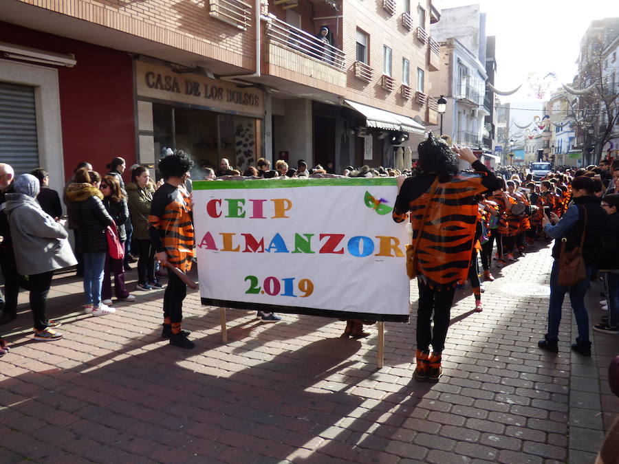 El Carnaval tuvo un inicio multitudinario y colorista con el desfile estudiantil que recorrió el centro de Navalmoral en la mañana del viernes, tanto por el número de participantes, alrededor de 1.300, como de espectadores en las calles. Tomaron parte alumnos y docentes de los colegios Almanzor y El Pozón, usuarios del Taller Ocupacional y estudiantes de los institutos Augustóbriga, Zurbarán y Albalat.