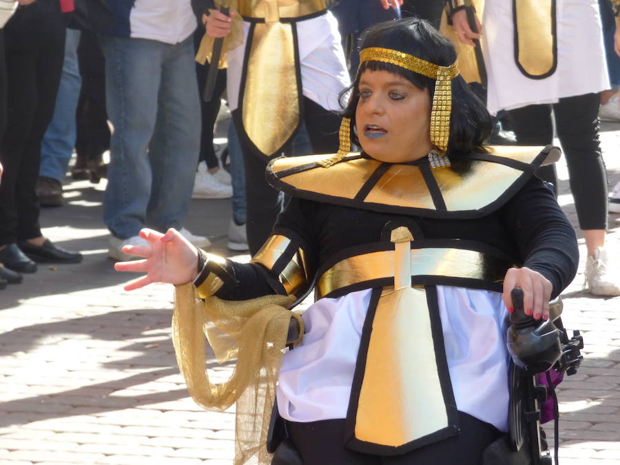 El Carnaval tuvo un inicio multitudinario y colorista con el desfile estudiantil que recorrió el centro de Navalmoral en la mañana del viernes, tanto por el número de participantes, alrededor de 1.300, como de espectadores en las calles. Tomaron parte alumnos y docentes de los colegios Almanzor y El Pozón, usuarios del Taller Ocupacional y estudiantes de los institutos Augustóbriga, Zurbarán y Albalat.