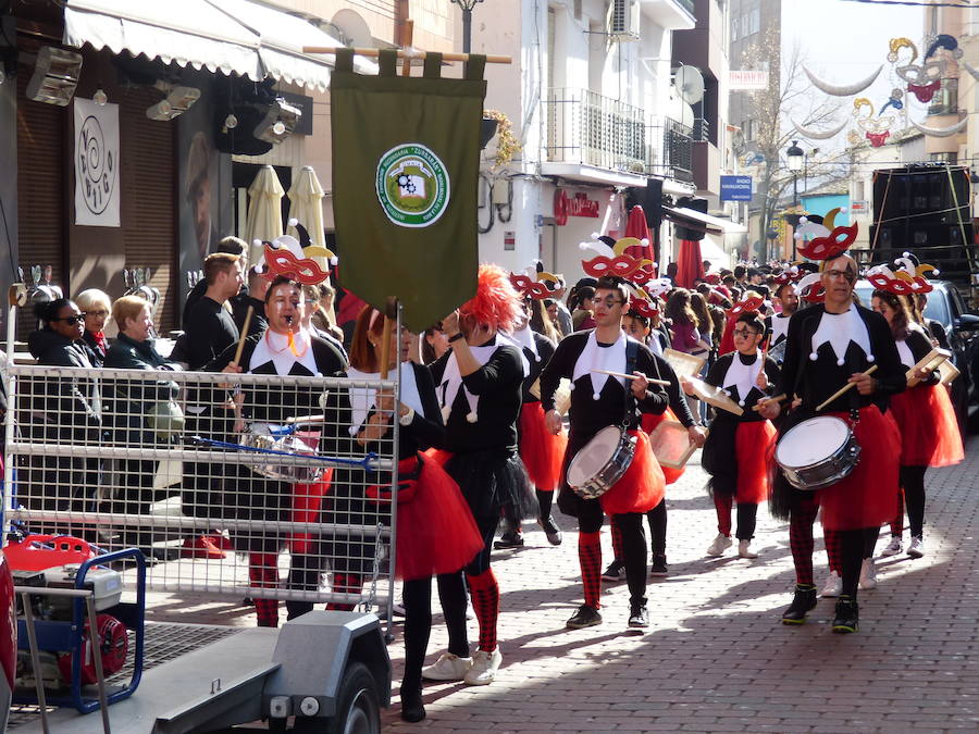 El Carnaval tuvo un inicio multitudinario y colorista con el desfile estudiantil que recorrió el centro de Navalmoral en la mañana del viernes, tanto por el número de participantes, alrededor de 1.300, como de espectadores en las calles. Tomaron parte alumnos y docentes de los colegios Almanzor y El Pozón, usuarios del Taller Ocupacional y estudiantes de los institutos Augustóbriga, Zurbarán y Albalat.