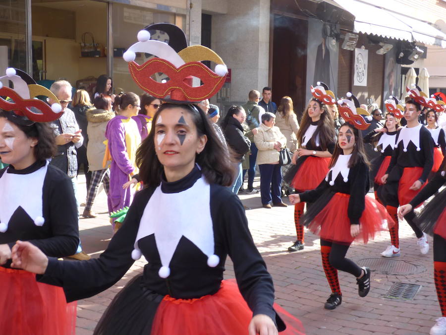El Carnaval tuvo un inicio multitudinario y colorista con el desfile estudiantil que recorrió el centro de Navalmoral en la mañana del viernes, tanto por el número de participantes, alrededor de 1.300, como de espectadores en las calles. Tomaron parte alumnos y docentes de los colegios Almanzor y El Pozón, usuarios del Taller Ocupacional y estudiantes de los institutos Augustóbriga, Zurbarán y Albalat.